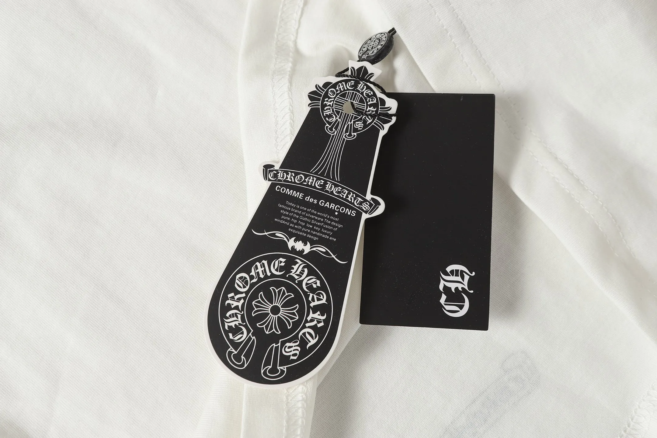 P160 Chrome Hearts CH Chrome Hearts Color Overlay Cross Print Short Sleeve T-shirt Uses direct injection imported machine printing. Hardware and accessories are all milled and customized. Correct configuration. Black 2025 Chrome Hearts ZP packaging. 260 grams of custom dyed double yarn cotton. Large version. Loose and stylish. Different from lower versions, slim and long version with upper body and hip stretch. 100% commitment: top quality. Not fast food. Highest version on the market. Top quality - different from ordinary versions on the market. If you care about quality, you should also respect the price. Absolutely 0 after-sales service and 0 return rate so far. It’s hard not to love the style - 260g double yarn cotton custom dyed fabric - Correct high-density main mark, washed tag, hand-sewn